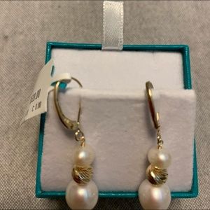 NWT Pearl/Gold dangle earrings
